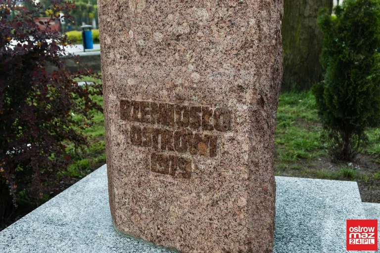 Obelisk wrócił pod Dąb Wolności (zdjęcia)