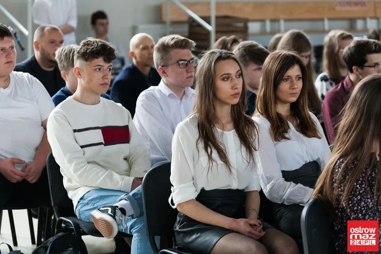 Maturzyści "Kopernika" opuścili szkolne mury (zdjęcia, wideo)