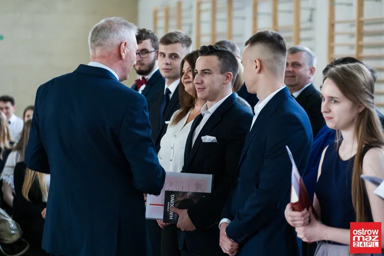 Maturzyści "Kopernika" opuścili szkolne mury (zdjęcia, wideo)