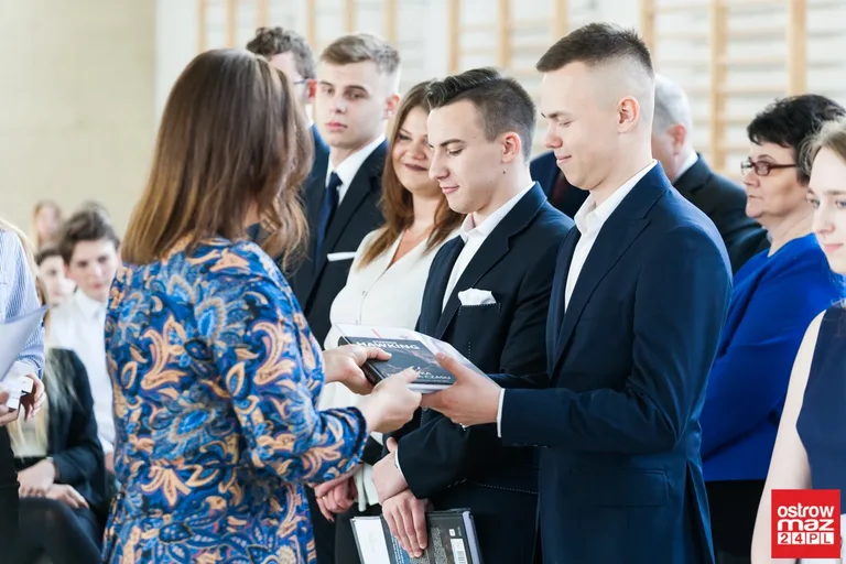 Maturzyści "Kopernika" opuścili szkolne mury (zdjęcia, wideo)