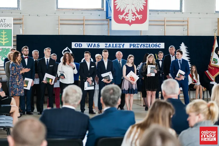 Maturzyści "Kopernika" opuścili szkolne mury (zdjęcia, wideo)