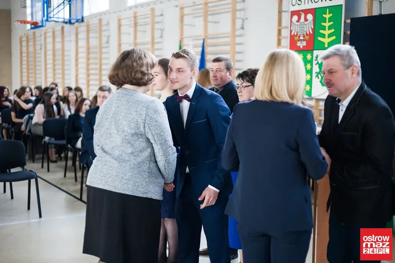 Maturzyści "Kopernika" opuścili szkolne mury (zdjęcia, wideo)