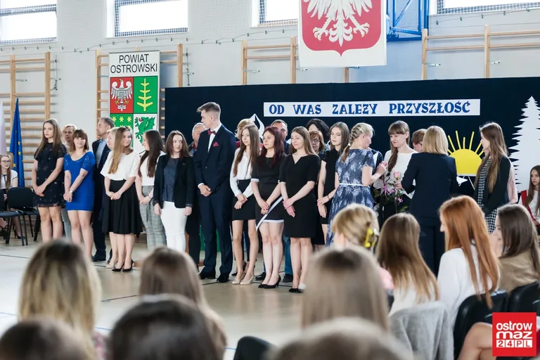 Maturzyści "Kopernika" opuścili szkolne mury (zdjęcia, wideo)