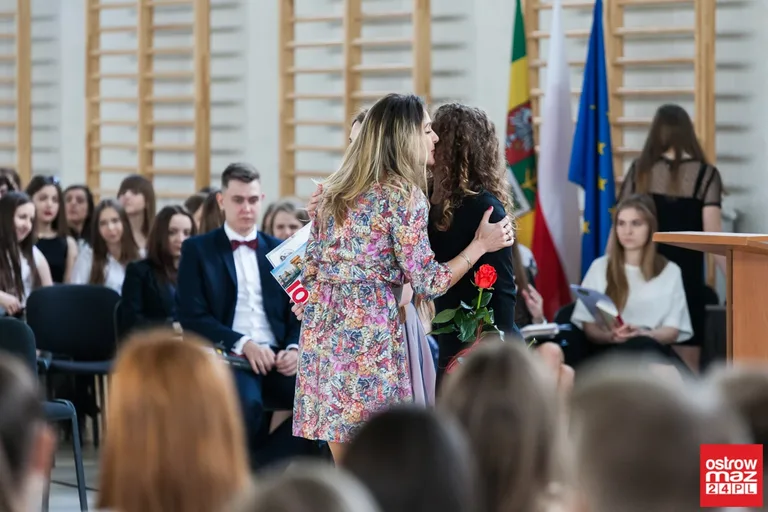 Maturzyści "Kopernika" opuścili szkolne mury (zdjęcia, wideo)
