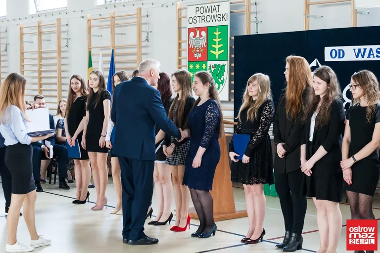 Maturzyści "Kopernika" opuścili szkolne mury (zdjęcia, wideo)