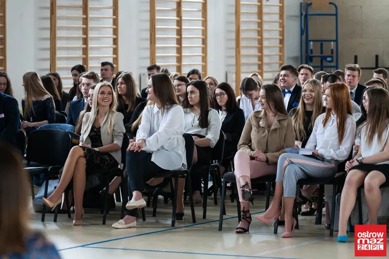 Maturzyści "Kopernika" opuścili szkolne mury (zdjęcia, wideo)