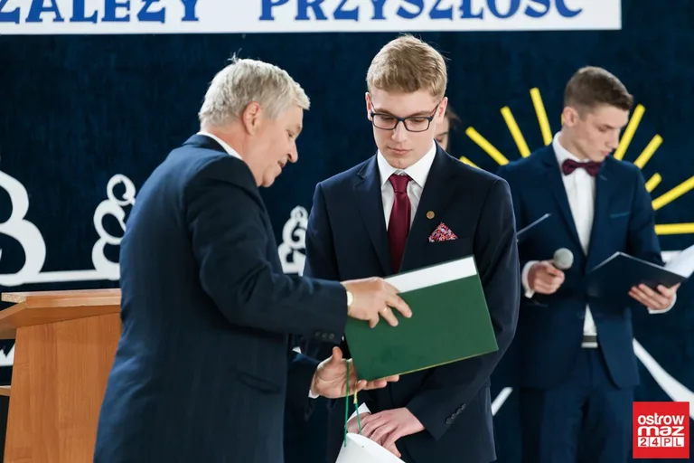 Maturzyści "Kopernika" opuścili szkolne mury (zdjęcia, wideo)