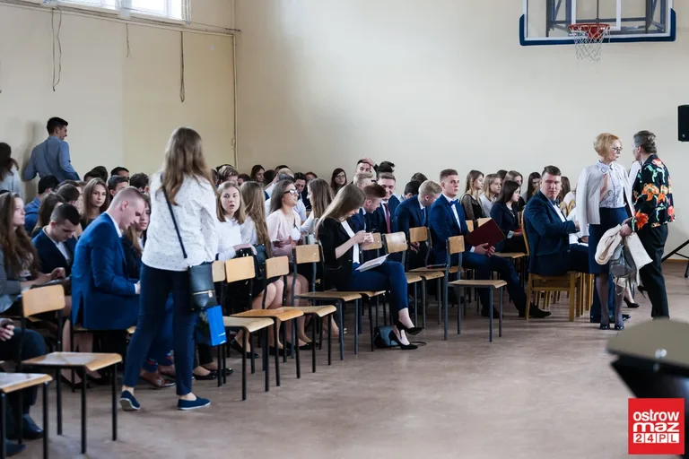 Maturzyści "Ekonomika" pożegnali szkolne mury (zdjęcia, wideo)