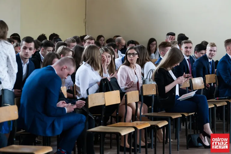 Maturzyści "Ekonomika" pożegnali szkolne mury (zdjęcia, wideo)