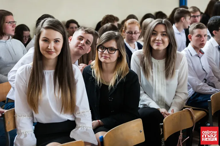 Maturzyści "Ekonomika" pożegnali szkolne mury (zdjęcia, wideo)