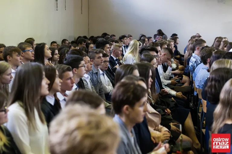 Maturzyści "Ekonomika" pożegnali szkolne mury (zdjęcia, wideo)