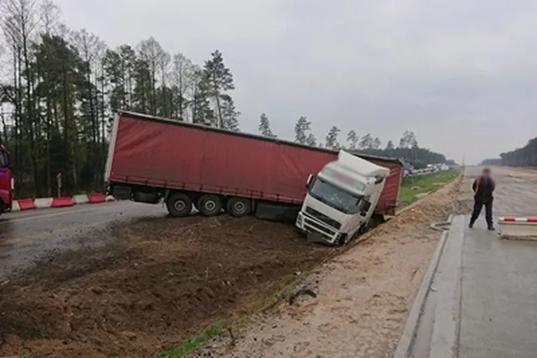 Ciężarówka w rowie. Utrudnienia na krajowej ósemce (zdjęcia)