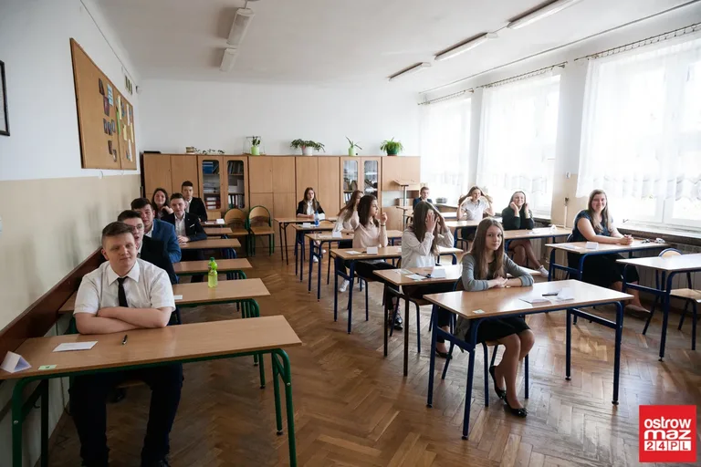 Gimnazjaliści mierzą się z częścią matematyczno-przyrodniczą (zdjęcia)