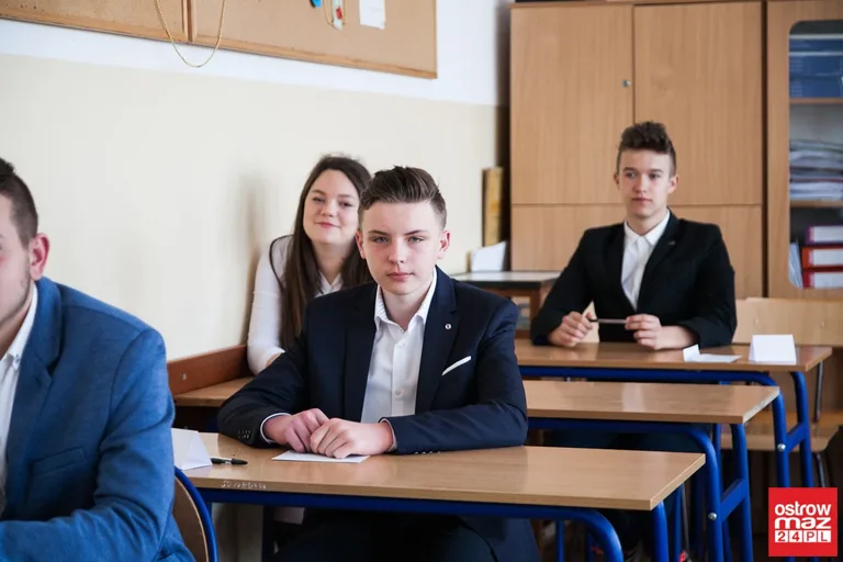 Gimnazjaliści mierzą się z częścią matematyczno-przyrodniczą (zdjęcia)