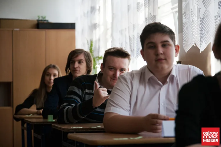Gimnazjaliści mierzą się z częścią matematyczno-przyrodniczą (zdjęcia)