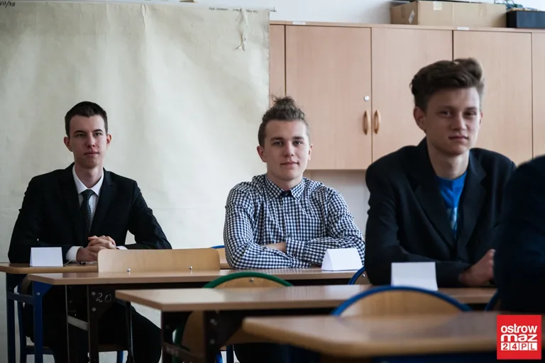 Gimnazjaliści mierzą się z częścią matematyczno-przyrodniczą (zdjęcia)