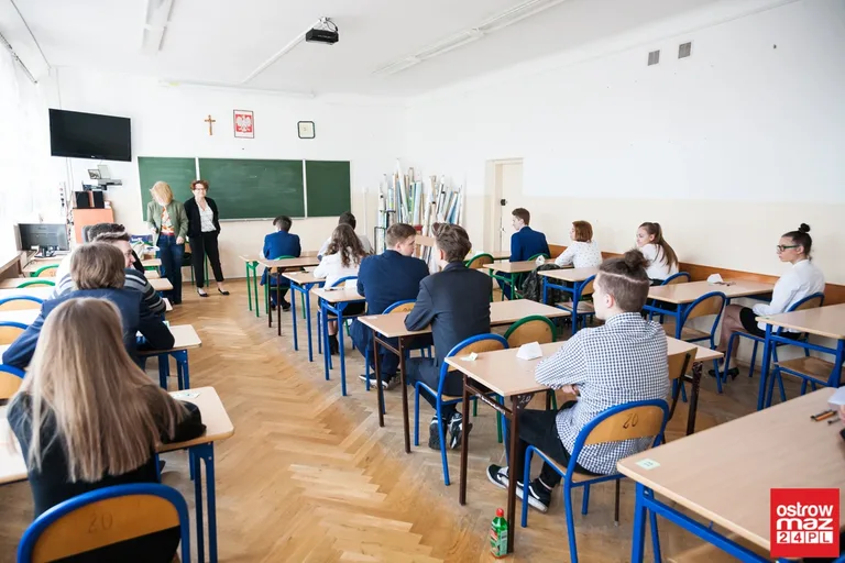 Gimnazjaliści mierzą się z częścią matematyczno-przyrodniczą (zdjęcia)