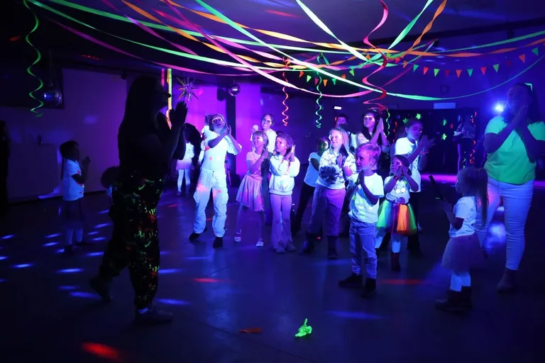 Szaleństwo kolorów i świateł. Fluo Bal w Starej Elektrowni (zdjęcia)