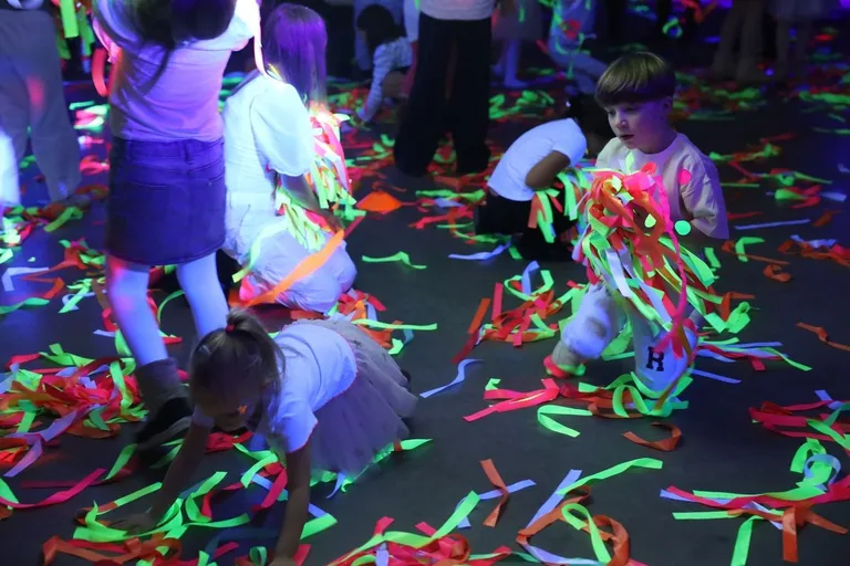 Szaleństwo kolorów i świateł. Fluo Bal w Starej Elektrowni (zdjęcia)