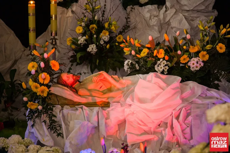 Groby Pańskie w ostrowskich parafiach i Komorowie (zdjęcia)