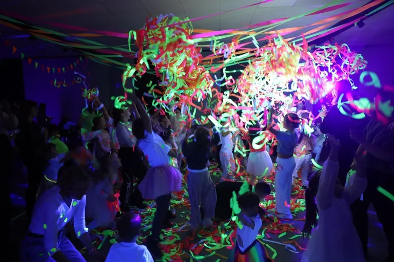 Szaleństwo kolorów i świateł. Fluo Bal w Starej Elektrowni (zdjęcia)