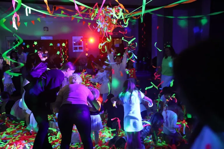 Szaleństwo kolorów i świateł. Fluo Bal w Starej Elektrowni (zdjęcia)