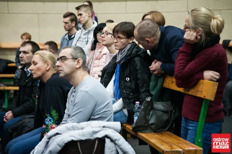 Omdlenia młodzieży przy modlitwie. Trwają rekolekcje ewangelizacyjne (zdjęcia, wideo)