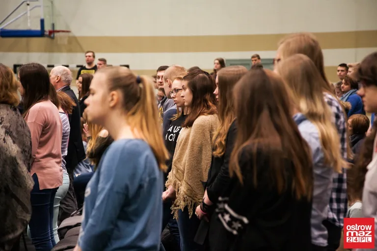 Omdlenia młodzieży przy modlitwie. Trwają rekolekcje ewangelizacyjne (zdjęcia, wideo)