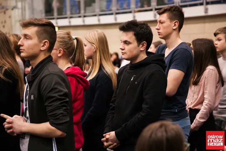 Omdlenia młodzieży przy modlitwie. Trwają rekolekcje ewangelizacyjne (zdjęcia, wideo)