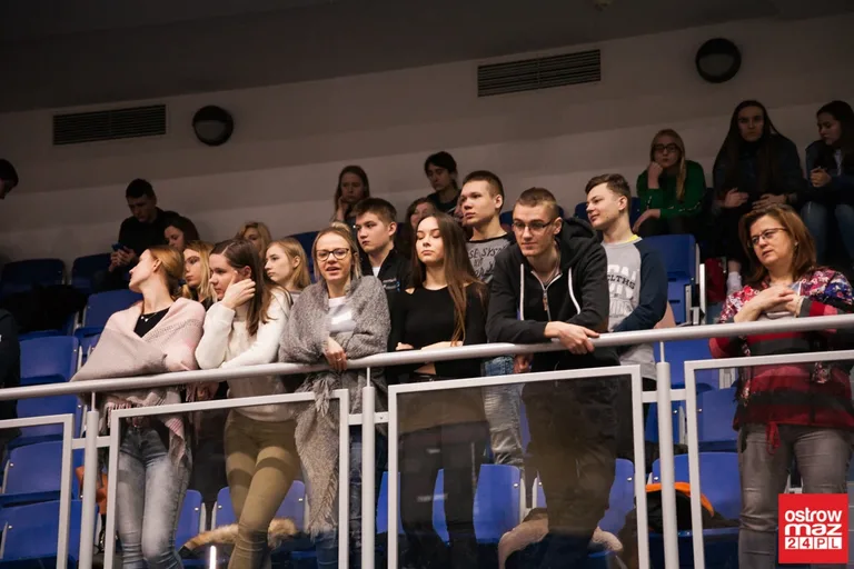 Omdlenia młodzieży przy modlitwie. Trwają rekolekcje ewangelizacyjne (zdjęcia, wideo)