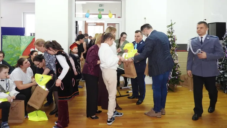 Zabawa choinkowa w Specjalnym Ośrodku Szkolno-Wychowawczym w Zuzeli (zdjęcia, wideo)