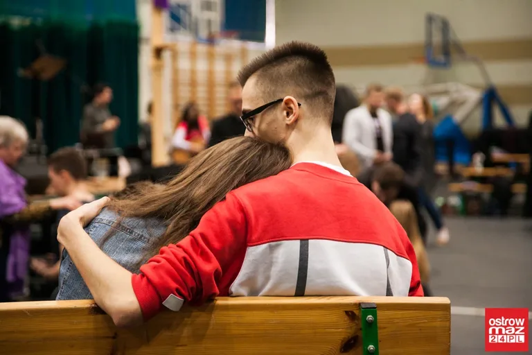 Omdlenia młodzieży przy modlitwie. Trwają rekolekcje ewangelizacyjne (zdjęcia, wideo)