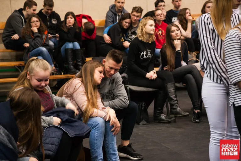 Omdlenia młodzieży przy modlitwie. Trwają rekolekcje ewangelizacyjne (zdjęcia, wideo)