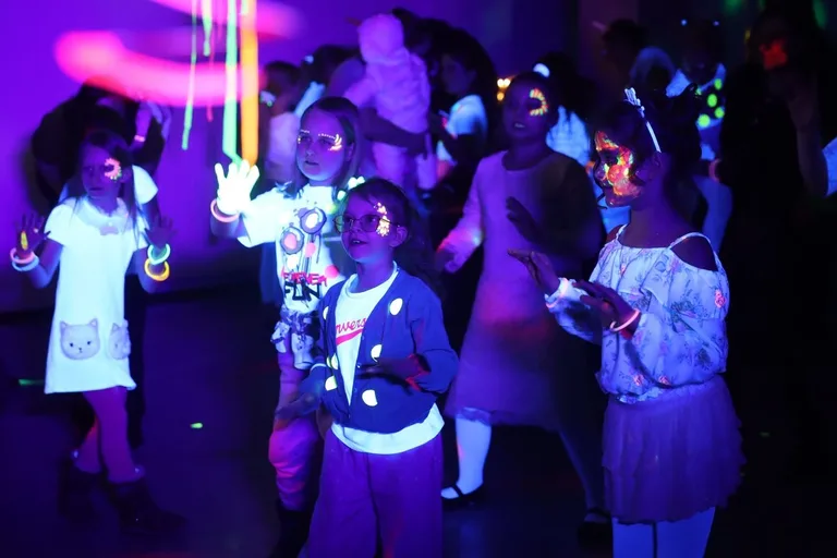 Szaleństwo kolorów i świateł. Fluo Bal w Starej Elektrowni (zdjęcia)