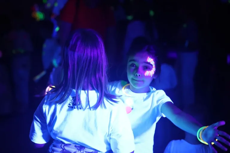 Szaleństwo kolorów i świateł. Fluo Bal w Starej Elektrowni (zdjęcia)