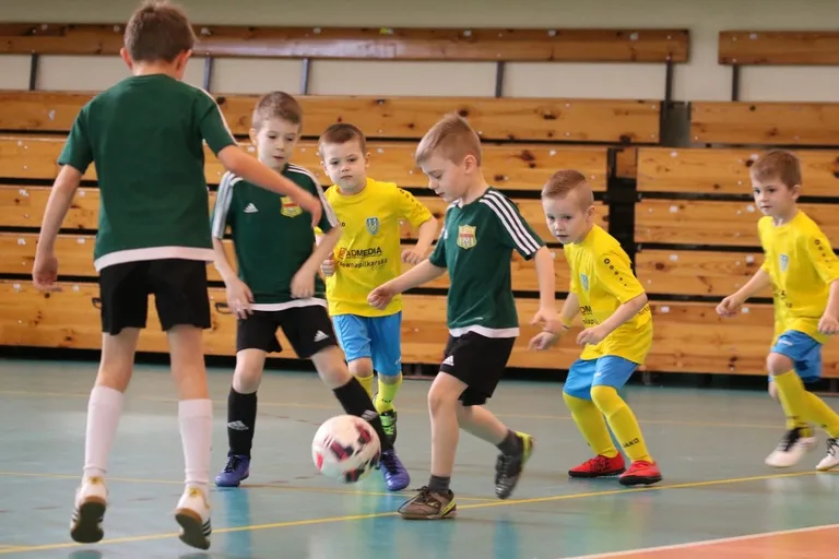 Ambitne starcia młodych piłkarzy (zdjęcia, wideo)