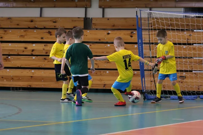 Ambitne starcia młodych piłkarzy (zdjęcia, wideo)