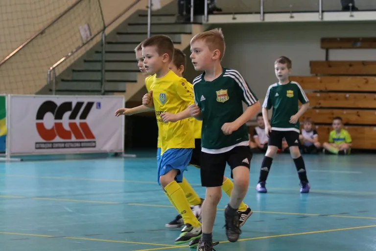 Ambitne starcia młodych piłkarzy (zdjęcia, wideo)