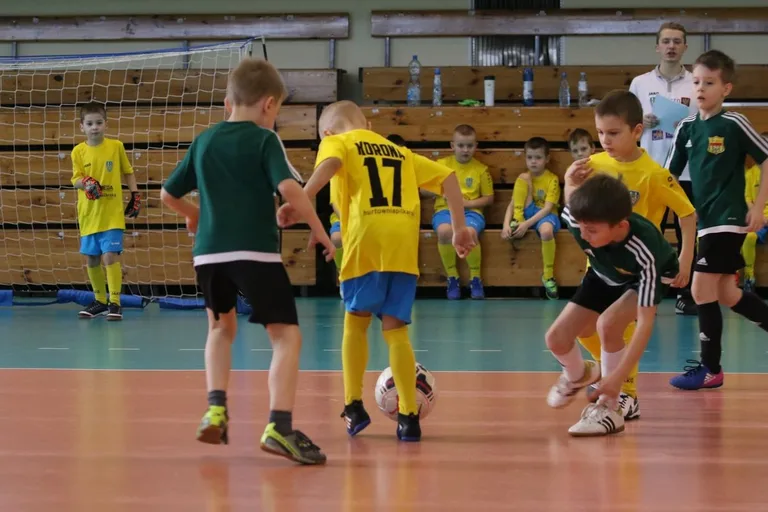 Ambitne starcia młodych piłkarzy (zdjęcia, wideo)