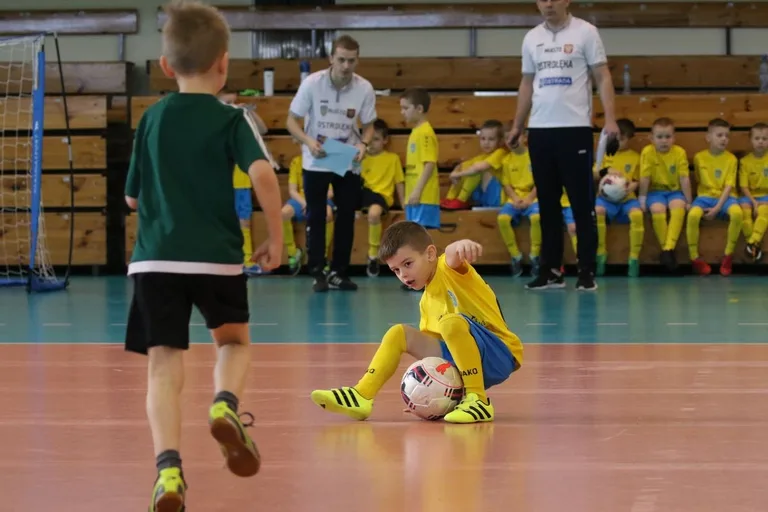 Ambitne starcia młodych piłkarzy (zdjęcia, wideo)
