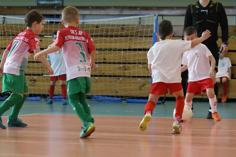 Ambitne starcia młodych piłkarzy (zdjęcia, wideo)