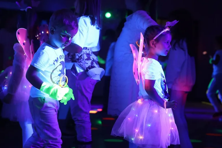 Szaleństwo kolorów i świateł. Fluo Bal w Starej Elektrowni (zdjęcia)