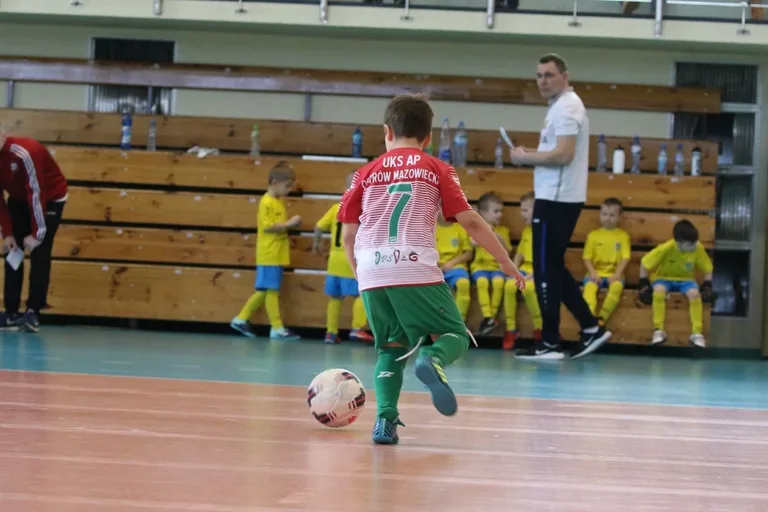 Ambitne starcia młodych piłkarzy (zdjęcia, wideo)