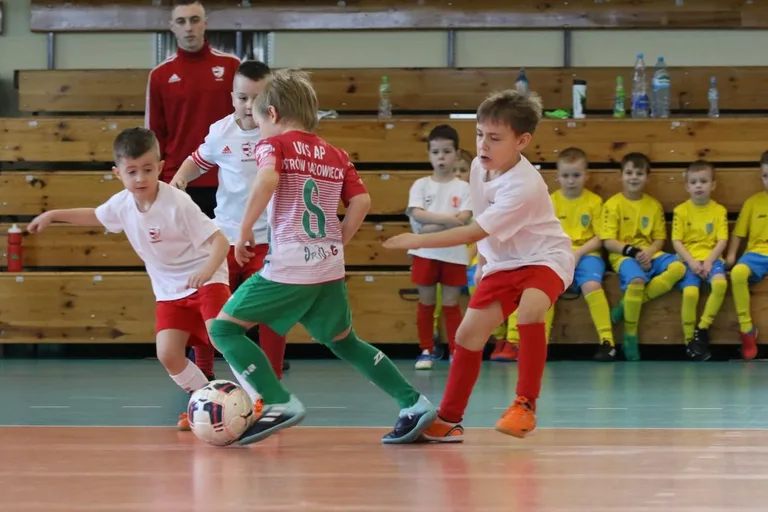 Ambitne starcia młodych piłkarzy (zdjęcia, wideo)