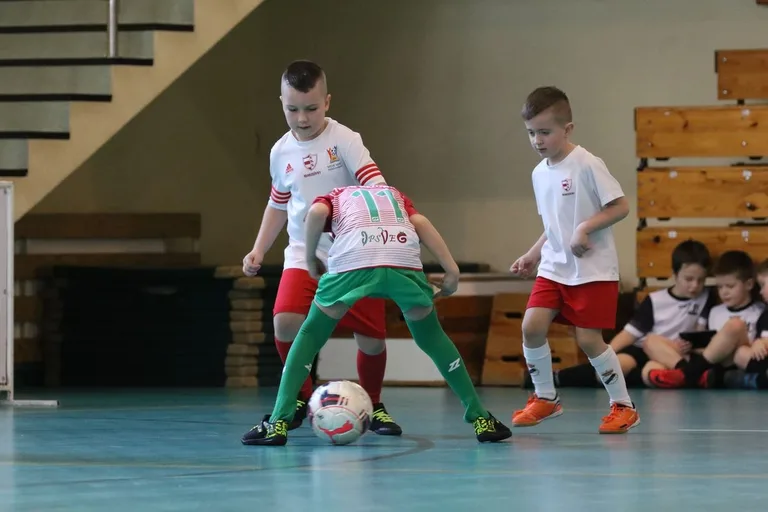 Ambitne starcia młodych piłkarzy (zdjęcia, wideo)