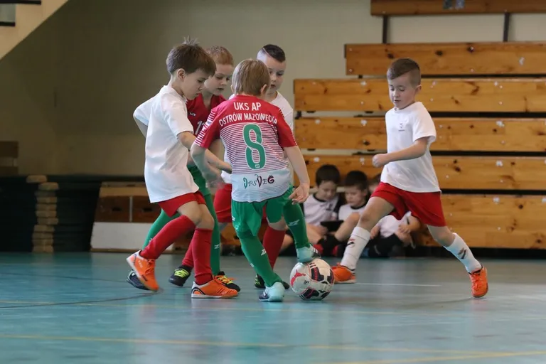 Ambitne starcia młodych piłkarzy (zdjęcia, wideo)