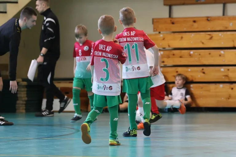Ambitne starcia młodych piłkarzy (zdjęcia, wideo)