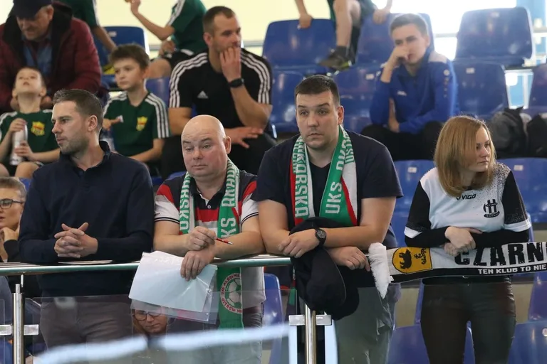 Ambitne starcia młodych piłkarzy (zdjęcia, wideo)