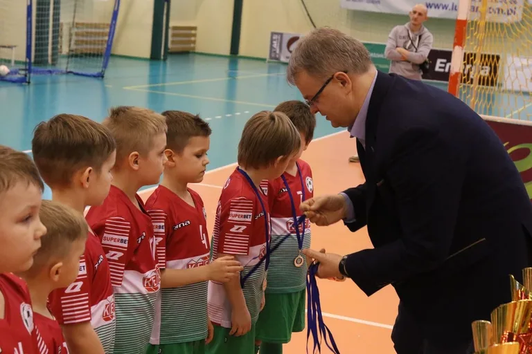 Ambitne starcia młodych piłkarzy (zdjęcia, wideo)
