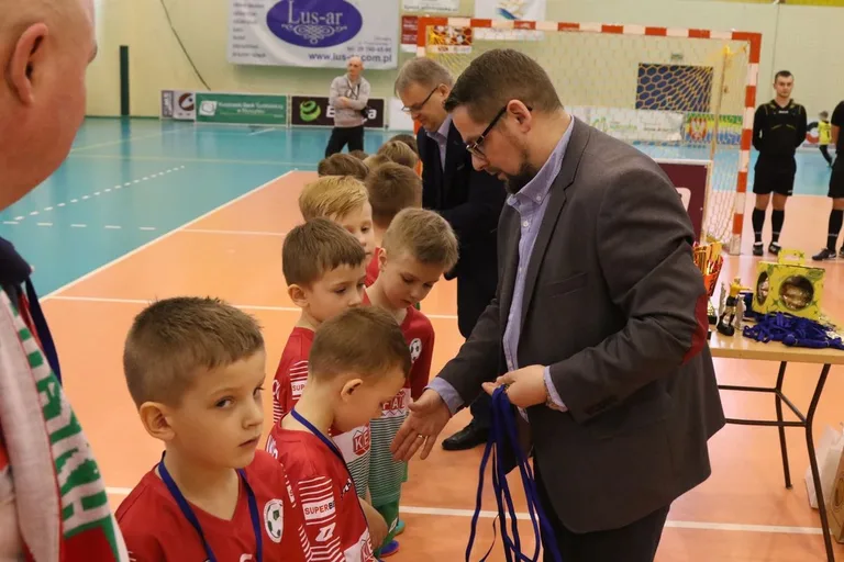 Ambitne starcia młodych piłkarzy (zdjęcia, wideo)